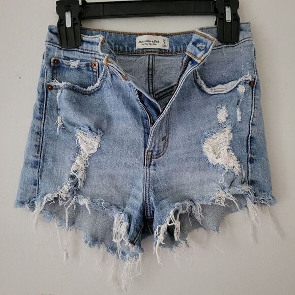 Abercrombie & Fitch High Rise Mom Short Raw Hem Distressed 2/26 Light Wash - Picture 3 of 9